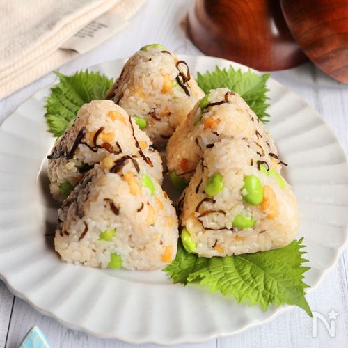 焼きおにぎり おかずのレパートリーも豊かでボリューム満点の焼おにぎりプレート🍙盛り付けも是非参考にしたいですね✨ 他の投稿もチェック✓→@oben365 美味しそう！と思ったら「❤️」をコメントしてね👏 今回は @matakayo0719 さんの投稿をご紹介します