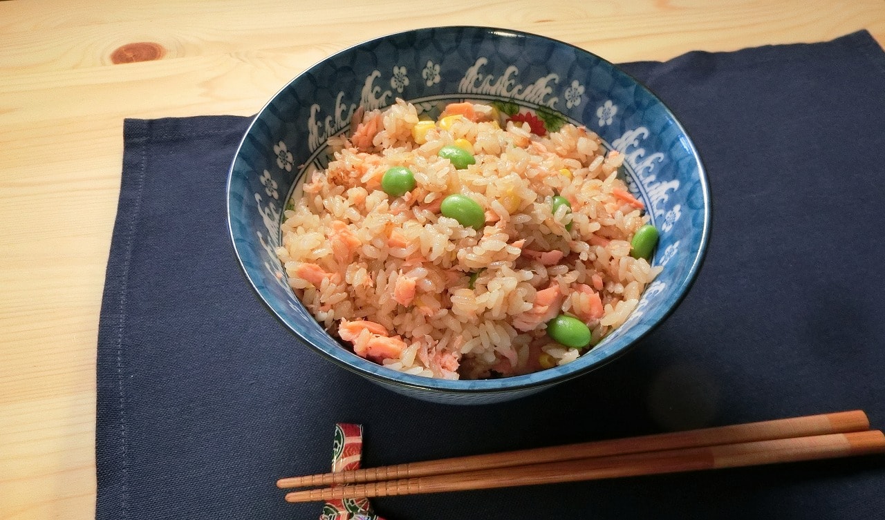 レンジで!鮭バターコーンの炊き込みご飯レシピ・作り方 – 夜中めし