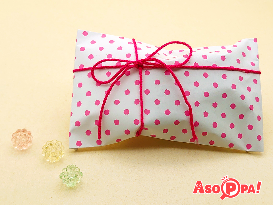 パリのケーキ屋さんの三角包みで : airy*worksの TODAY IS A GIFT