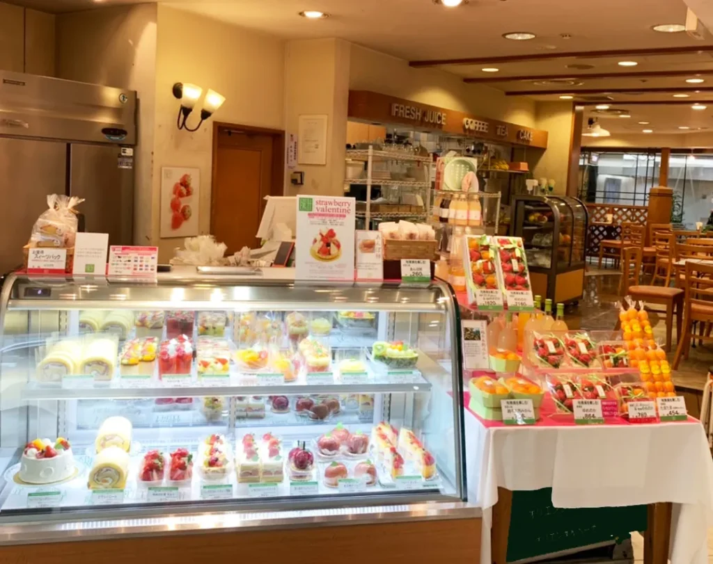 후쿠오카에서 도쿄까지 진출한 튀긴 샌드위치. 100엔 이라는게 믿기지 않는 가성비와 29가지 메뉴로 선택장애를 일으키지만 기본적으로맛이 없을 수 없는 튀긴 식빵에 어떤 걸 골라도 재료를 푸짐히 올리니 만족감 최고였던 디저트. 추천은 기본 100엔짜리 생크림과크림브륄레, 초코, 딸기인데 확실히 클래식으로 하나 가고 재미있는 메뉴 하나 가는 걸 추천.