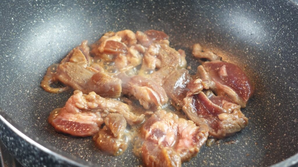 ビールが一瞬で消える、ビールのためのおつまみ！！ わさび醤油 × クリームチーズの組み合わせが、牛肉にめちゃくちゃ合う！ほのかに香るニンニクが、食欲を刺激しまくるよ！ もちろん白米にもピッタリなので、ぜひお試しください＾＾ ※くわしいレシピは1つ前の投稿の