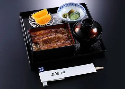 グルメ備忘録 浅草浅草川井 @asakusa_kawai 久しぶりの『穴子料理と地酒 浅草 川井』さん🚶 絶品の『穴子料理』と珍しい『日本酒』を楽しませてくれるお店🥢🍶 @sssmomom さんのご投稿を見て初訪問して以来 今回が3度目の訪店🥰 🔲今夜のコースは🥢 ☆長崎産穴子の