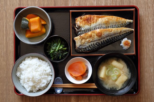 かき込む・掻き込む」 かきこむ の意味