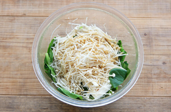 えのきと小松菜のおひたし 詳細はスワイプ→→→材料小松菜 : 3,4束 えのき : 1 2袋 白だし : 大さじ1 醤油 : 大さじ1手順1. 材料を切る 2. 600Wで4分 3. 余分な水分をきる 4. 粗熱をとる 5. 調味料で味付け保存期間冷蔵で4日間自炊記録 おうちごはん