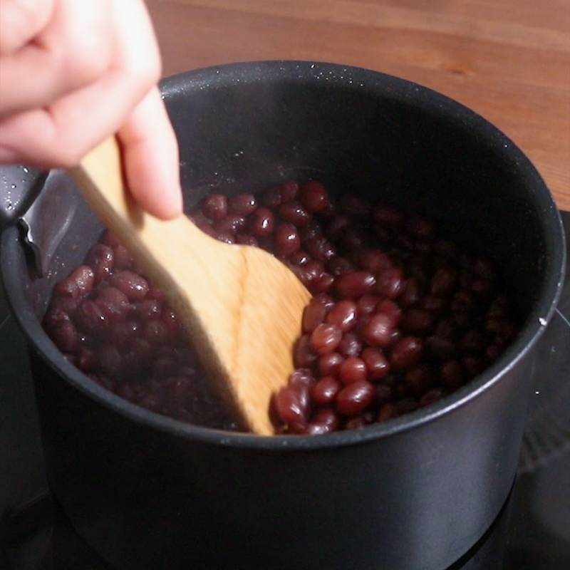 Amazon.co.jp: 2袋セット 美養茶舗 濃香丸ごと深煎り あずき茶 粉末タイプ 100g北海道上士幌町産エリモあずき 100%使用焙煎士仕上げの香ばしい深煎り茶ノンカフェイン・低カロリーポリフェノール・鉄・カリウム・食物繊維約2g×50杯分 医師監修:食品・飲料