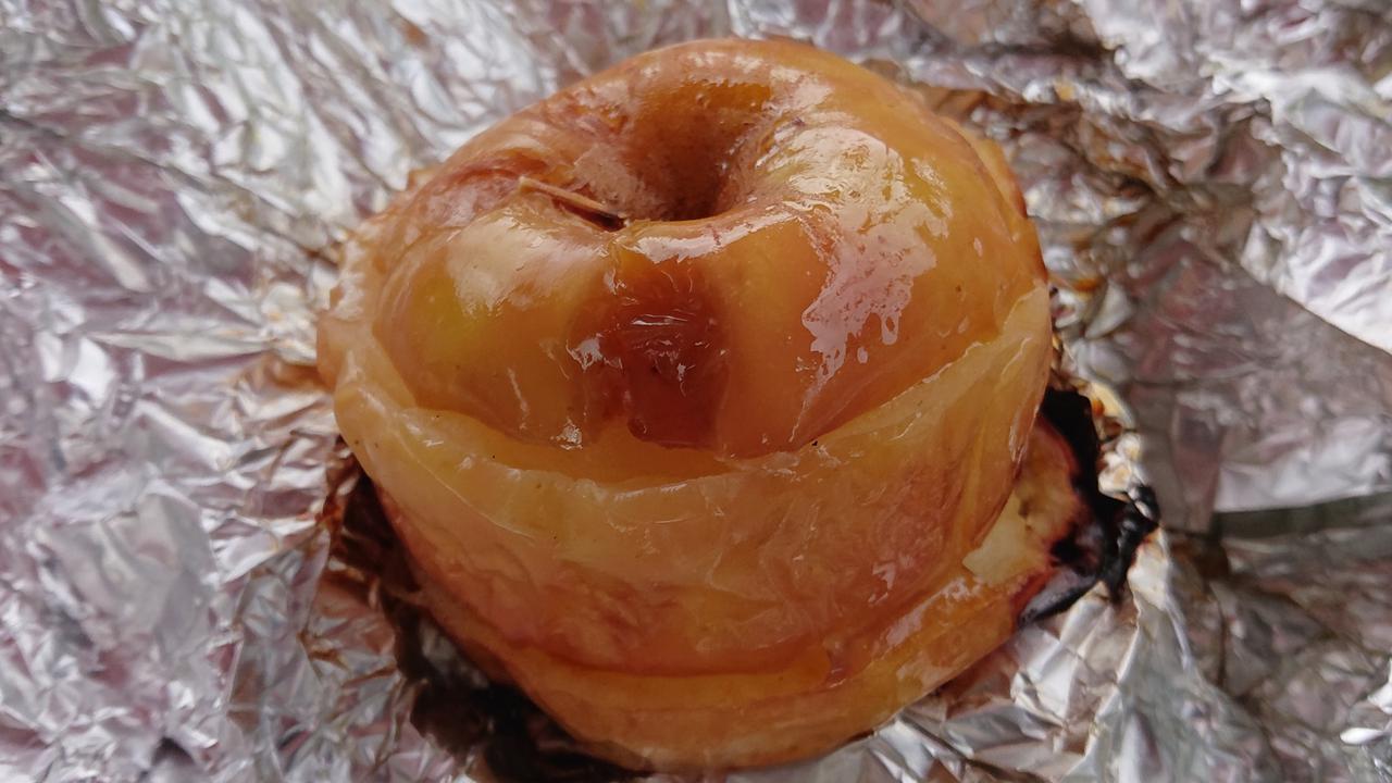 簡単キャンプデザート「まるごとりんごのシナモンケーキ」のレシピ - キャンプ料理レシピHondaキャンプHonda公式サイト