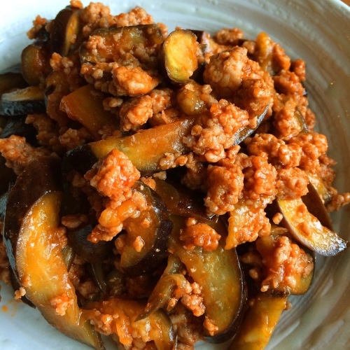 簡単シンプル。なすとアスパラのケチャップ炒め