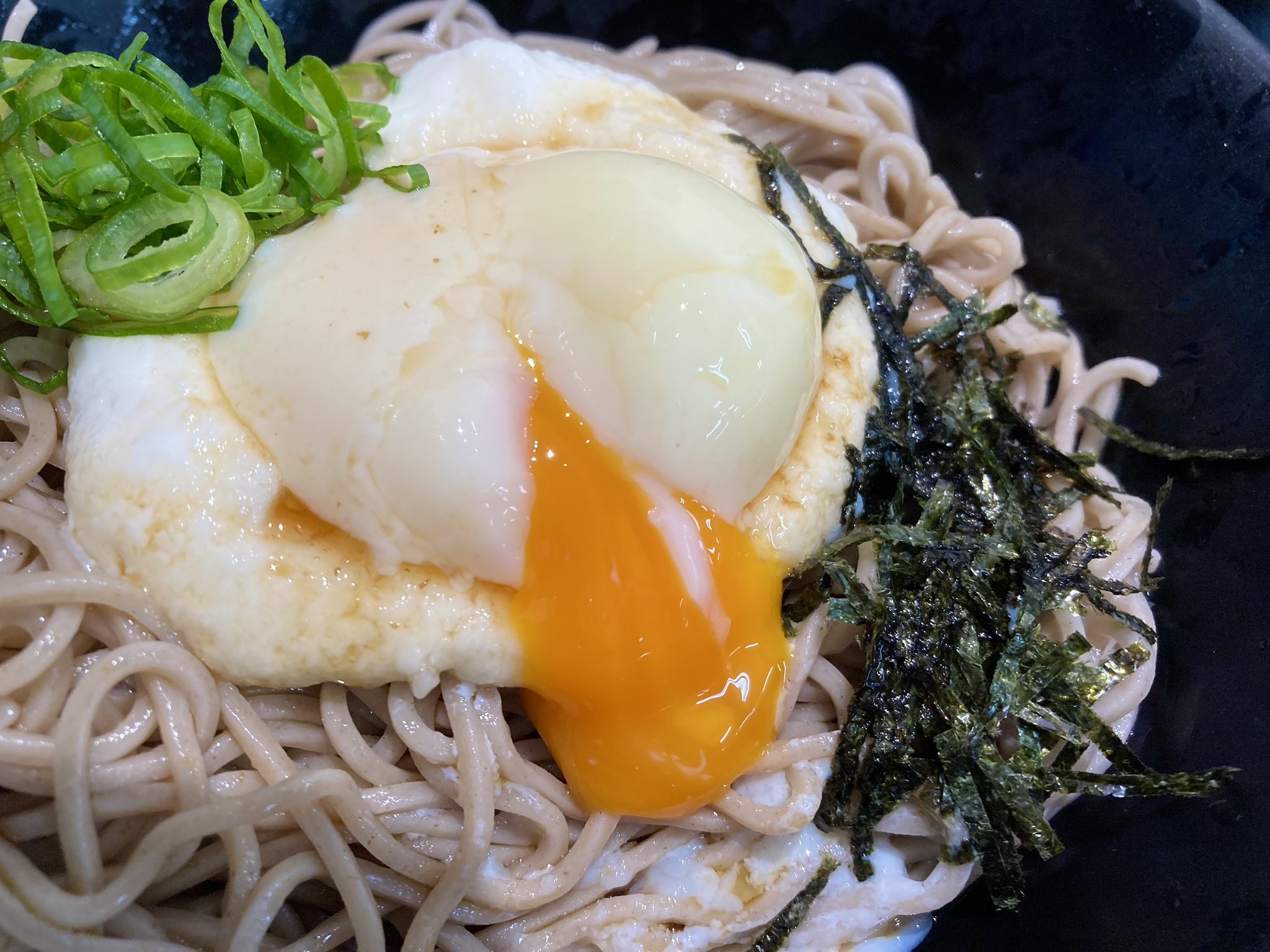 本日より発売開始です！ 「きのこ山かけうどん」 四種のキノコで作る自家製なめ茸を引き立てるのは穂別・中澤農園さんのだるま芋ですなめ茸、とろろ、出汁の合わさった旨みや食感の相乗効果をお楽しみください^ ^ 4月〜7月中旬 「きのこ山かけうどん」 980円