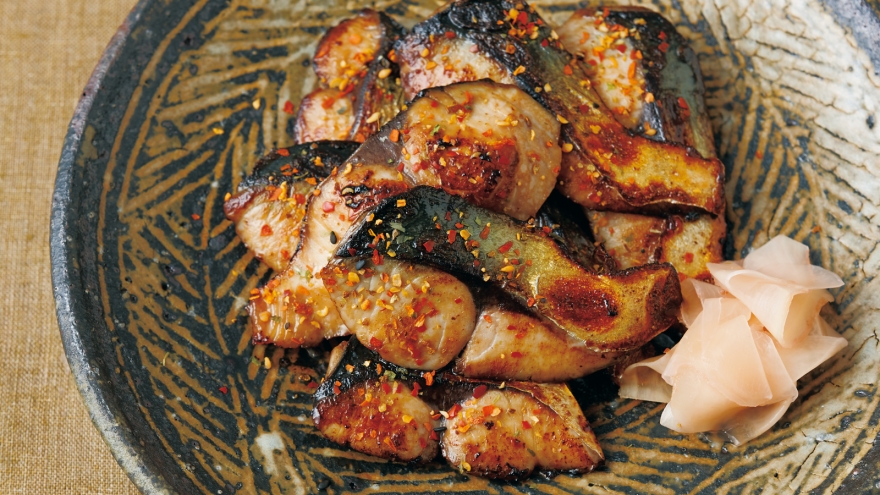 サーモン生七味塩麹🐟「塩麹」と「生七味の勘違い」ちょっと似ている。 最小の労力で、ご飯がめちゃくちゃ美味しくなるから・！そんな二つの合わせ技、美味しくないはずがない！ レシピは2枚目〜📕 ======================== 『生七味の勘違い』を使ったレシピ