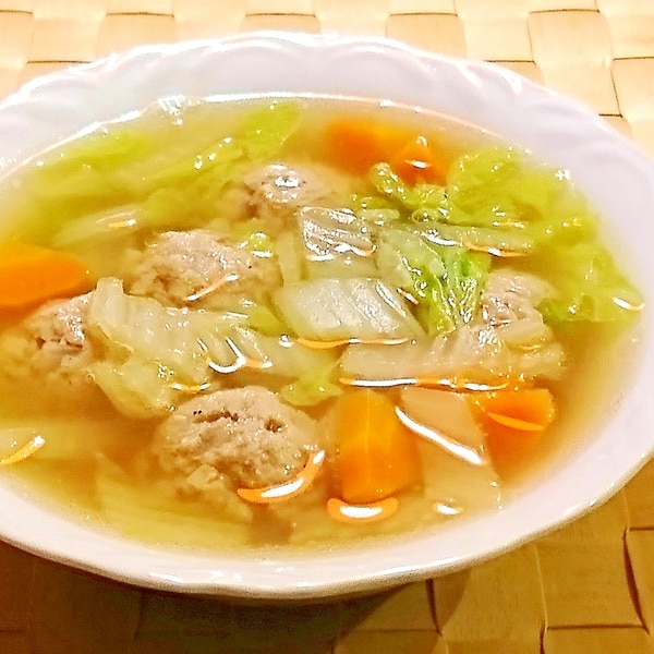 ボリューム満点◎鶏団子のおかずスープ🥢※鶏団子の味付けを少し改良しました！キャプションのレシピをご覧ください🙇‍♀️ 鶏団子入りで満足感たっぷりの具だくさんスープです🍲 キャベツと椎茸を先にごま油で 香り良く炒めてから作りました♬︎ キャベツはくたっと