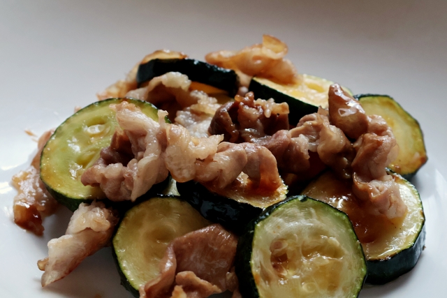 『外はカリっと、中はジューシーな😊✨ホットプレートを使った焼売』