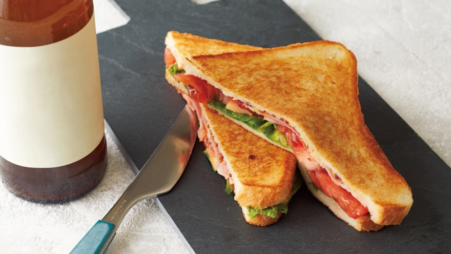 ホットサンド “アメリカンクラブハウスサンド” ◇自家製トマトソース ◇オニオン ◇ベーコン ◇チーズ ◇レタス ◇半熟目玉焼きテイクアウトはペーパーに包んであり、外で食べるのにもオススメです。fudabakitchen自家製野菜野菜和田山町自家農園野菜が