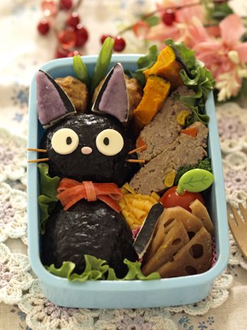 今回は魔女の宅急便のジジでした🐈‍⬛❤️ あることがきっかけで魔女の宅急便をみたら そこから好きになったみたいで、 ハロウィンの仮装も 魔女の宅急便のキキになりたいそうです🧙🧹*ジジおにぎり *唐揚げ *かぼちゃの煮物 *ハム *ブロッコリー *たまご焼き魔女の