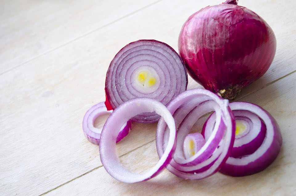 050玉ねぎ 収穫_普通のはOK、紫は残念ﾉД` ｼｸｼｸ _2020_0510☆ホロホロ☆菜園 ～菜園はじめて５年目・自然農+α～