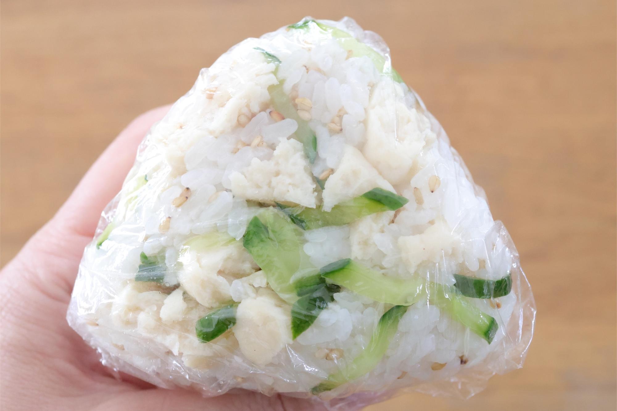 サラダチキンで中華風おにぎり