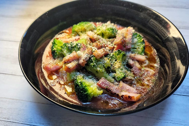 ねぎ塩豚つけそうめん 2人前, そうめん 100g, マルタイ棒ラーメン 100g, 豚バラ肉 160g, 長ネギ 120g,＝漬け汁温ver.＝, 水 200cc, 鶏がらスープ 小さじ1, こんぶだし 小さじ半分, ほんだし 小さじ半分,砂糖 1つまみ, 塩 2つまみ, ガーリックパウダー 7振り, 黒胡椒 適量, ラード 小さじ1,