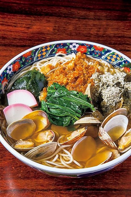 , そば屋のかつ丼が美味しいのは, , おそばで使う鰹などの香り高いダシと, 丁寧に寝かせたかえしなど, ,これらで作られたタレでカツを煮る訳だから, 美味いに決まっているのだ, , では中華料理屋で食べるかつ丼は正直な話, ,とんかつ専門店に比べどこかの銘柄豚など, そんなにこだわったものでもなく, , 薄めのものが多いが味わい深く, なぜあんなに美味しいのだろうか??,,