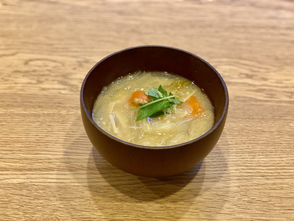 夏のやせレシピ 焼き夏野菜のスープ とダイエット献立 レシピはYouTubeとクックパッドに投稿しています。 献立は、 おかかおにぎり、豚冷しゃぶダイエットレシピ夏野菜やせるごはんスープレシピ簡単ごはんダイエットスープ簡単レシピ