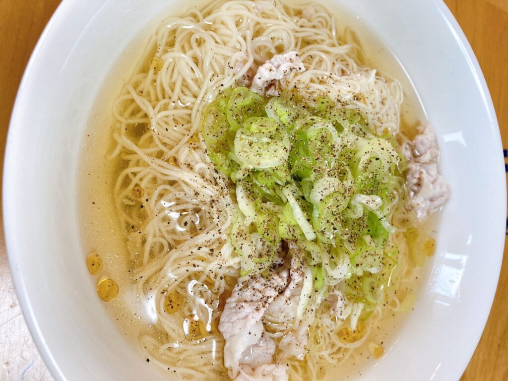 無限冷やしそうめん , そうめん 100g, 豚バラ肉 80g, 鰹節 2g, ニンニク 1 2片, ゆで卵 1個,水 250cc, 醤油 小さじ2と1 2, 鶏がらスープの素 小さじ2と1 2, 砂糖 小さじ1 3, 小ネギ 適量,黒コショウ 適量, ラー油 適量, ★味変で酢, 鰹節2gを40秒チンして粉にしておく,