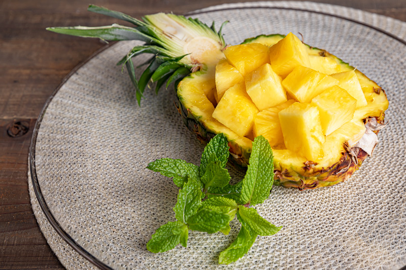 熟したパイナップルの接写、皮をむいたパイナップルの皮、緑と黄色」の動画素材 ロイヤリティフリー 1102368629Shutterstock