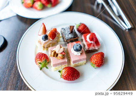 スイーツ ブッフェ」の17万点のロイヤリティフリー画像、写真素材、絵Shutterstock