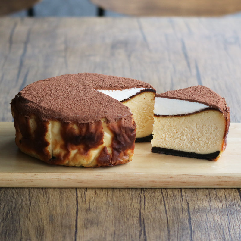 クリームチーズで作る！ ＼ブルーベリーティラミスをご紹介🫐マスカルポーネの代わりに、クリームチーズを使ったティラミスです✨クリームの間に挟んだブルーベリージャムがアクセントになります😋材料 8人分スポンジ １台 ５号卵黄 ２個分 クリームチーズ