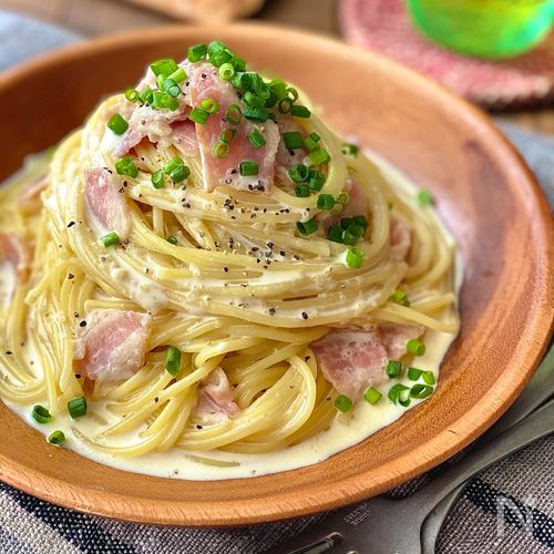 キャンプ女子が作る 毎日食べたくなる悪魔のにんにくカルボナーラ - YouTube