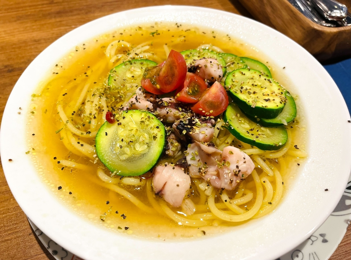 熱々スープにスパゲティを乾麺のまま入れて煮込むお手軽レシピ。 フライパン1つで作れます。 一口コンロで物足りる冬メシ「にんにくバターのコンソメ スープスパゲティ」の作り方 ヤスナリオhttps:www.hotpepper.jp mesitsu entry yasunario 2020-00243mesitsu