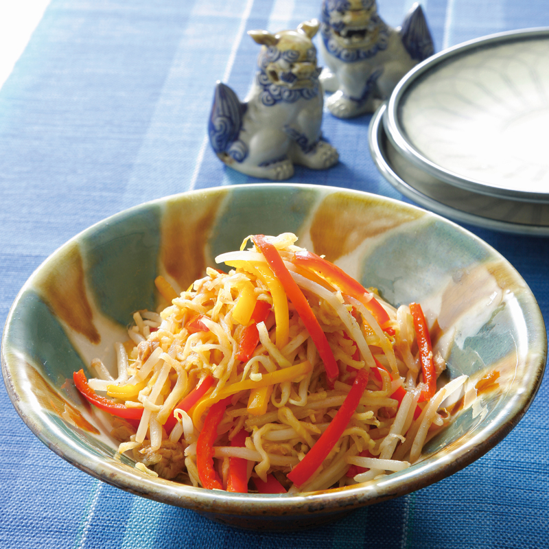 美味しくて簡単な、パパイヤの花とアンチョビの炒め物のレシピ: 材料: - パパイヤの花 250グラム - 茹でたアンチョビ 50グラム -エシャロット 4個 薄切り- ニンニク 3かけ 薄切り- 赤唐辛子 2本 薄切り- 青唐辛子 2本 薄切り- 青唐辛子 10本 薄切り