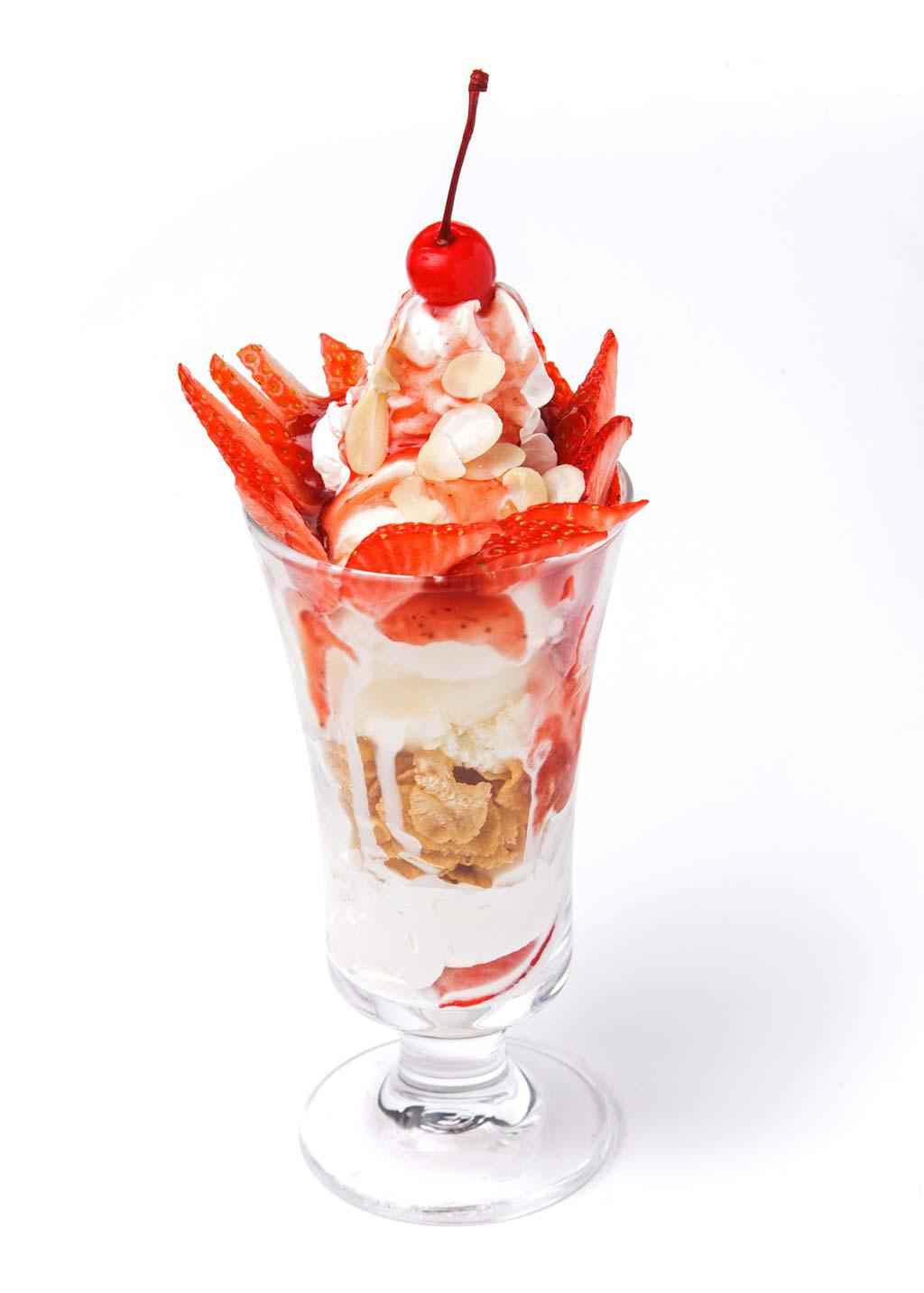 パフェとサンデーの違い パフェはフランス生まれのデザートで、フランス語の「パルフェ完璧 」の意味からきているそう。そしてサンデーは、アメリカ生まれのデザートで、日曜日だけ販売したからこの呼び名なんだとか