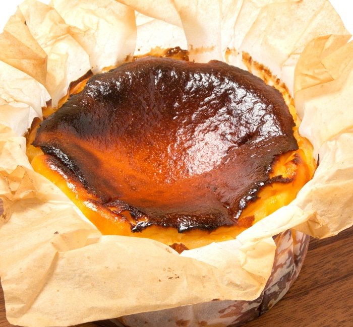 本場で習ったバスクチーズケーキのレシピ。材料5つで意外と簡単!三越伊勢丹の食メディアFOODIE フーディー