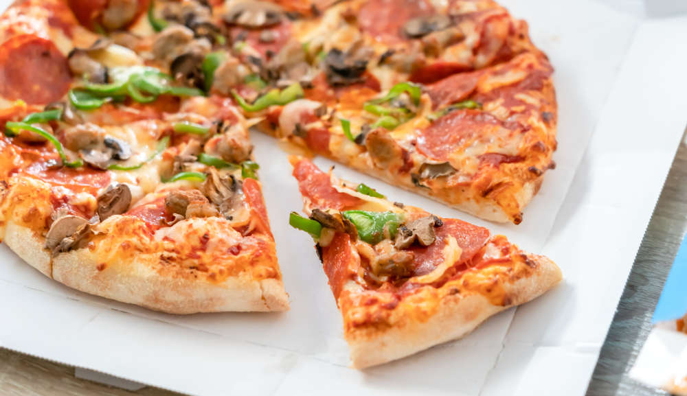 宅配ピザチェーン店の人気ランキングTOP10！みんなが一番好きなおすすめ店は？ - macaroni