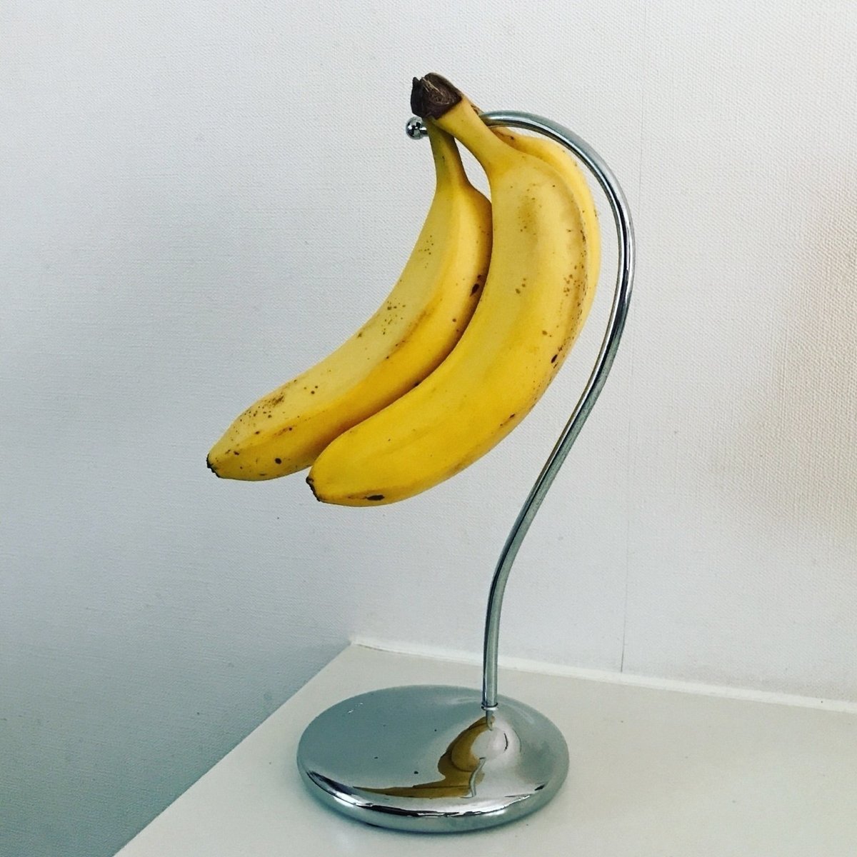 夏のバナナは常温保存は絶対NGーー！！ ①バラす ②ラップを巻く ③冷蔵庫に保存 夏のバナナは半日で黒い斑点が出ちゃいます！ この方法で冷蔵庫に保存すれば、長期保存できちゃうんです✨————————— 青髪のテツ SNS総フォロワー80万人越え 八百屋歴15年・野菜のプロが