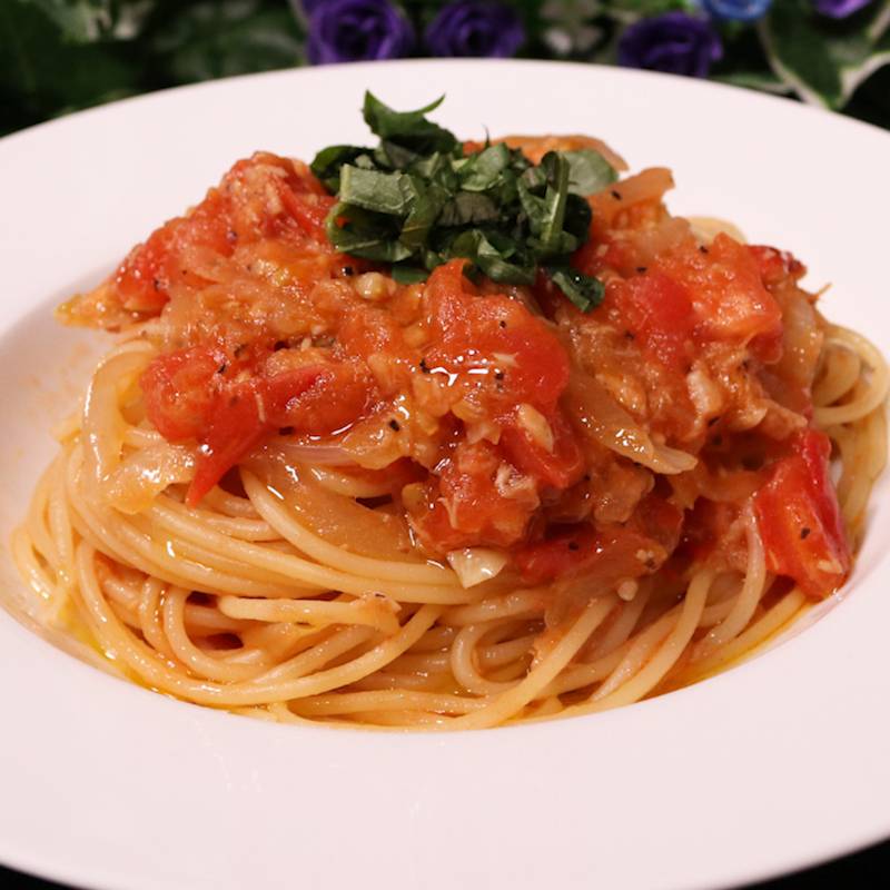 ariko shima miyajima苦手だったワンパンパスタ。シンプルなニンニクトマトにツナ としめじをプラスした進化バージョン。具材を炒めて、水を注ぎ、沸いたらパスタとトマトピューレ、ツナ缶はここで。味を調えれば完成。簡単で美味しくできたからすっかり宗旨替え