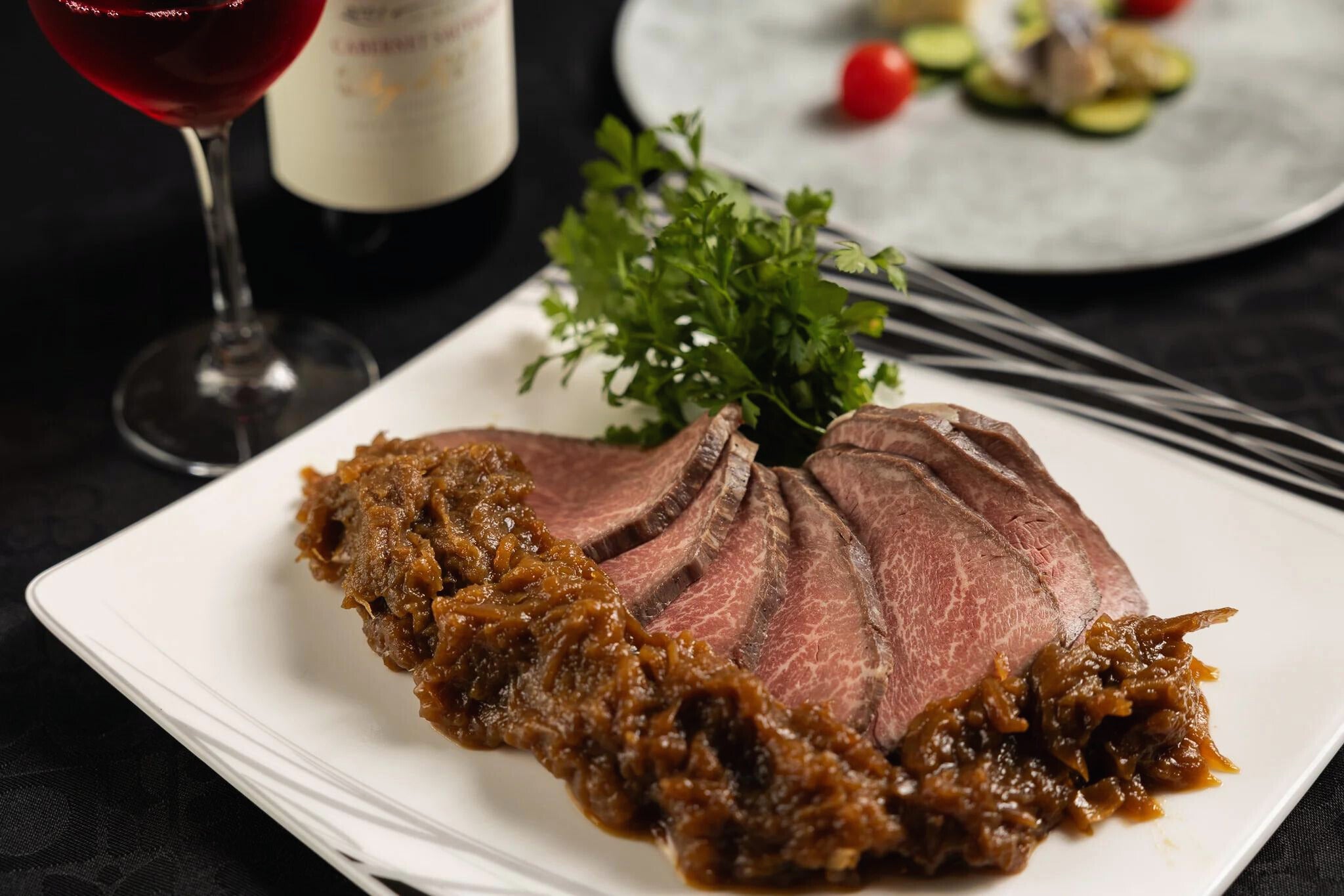 やちむんにステーキ盛り付けパワーチャージ