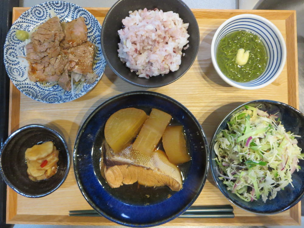 2020.2.25 火. こんばんは☺︎ . きょうの一汁三菜ごはんは . *ぶり大根 *さつま芋の甘煮 *きゅうりとツナのサラダ*白菜と塩昆布和え *煮卵 *ねぎたっぷり味噌汁 *白米 . 週末に作っておいたぶり大根は 大根にぶりの旨みがしみしみ〜 . きゅうりが2本あったので