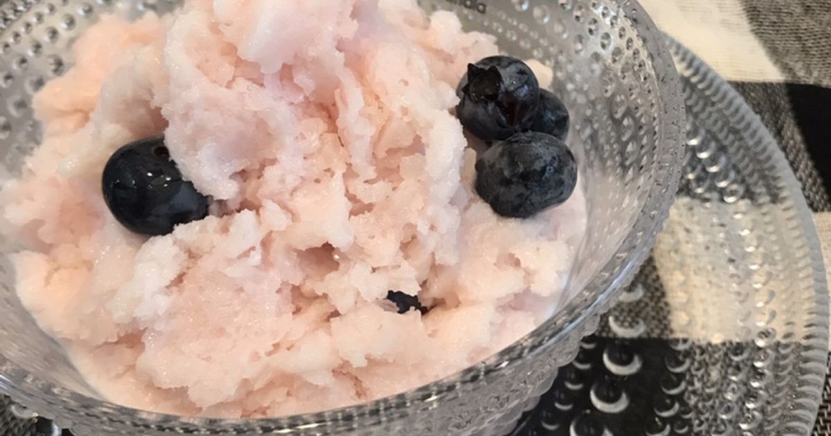 『旬のフルーツでフルーツの「カルピス」漬け』, 「カルピス」を使ったレシピをもっと知りたい方は「カルピスカフェ」で検索！,材料4人前 14cm×22cm×4cmの容器1台分 , ぶどう50g, キウイ 約120ｇ1個, 黄桃缶 半割り2個, 「カルピス」120ml,手順 , ぶどうはよく洗っておきます。軸から取っておきます。,