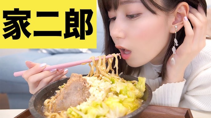 レストランでラーメンを食べる若い女性の写真素材・画像素材 Image 78703421