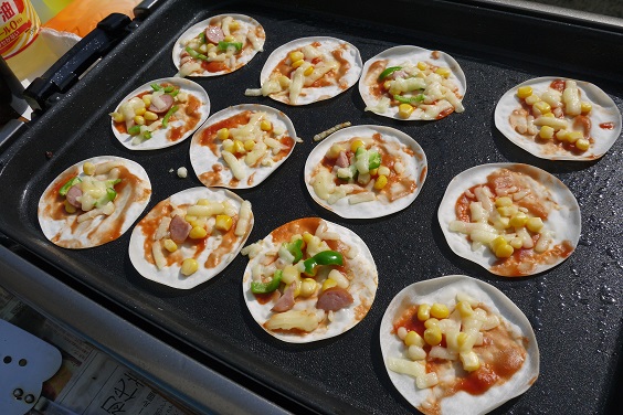 子供が喜ぶ♪我が家の“ホットプレートピザ”