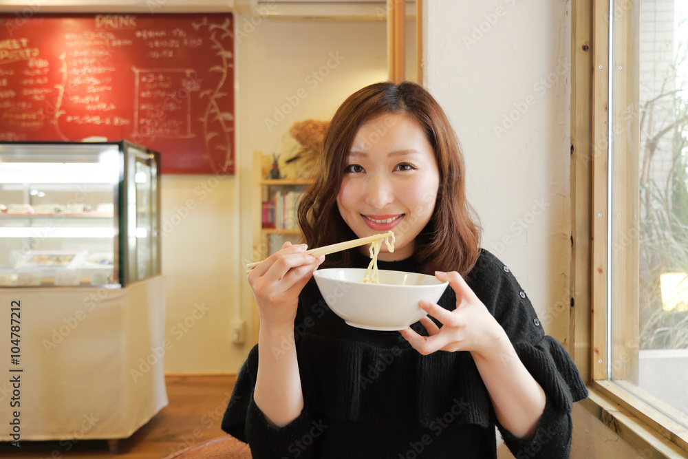 One day, a woman went out alone to eat a family-style ramen with lots ofgarlic. - YouTube