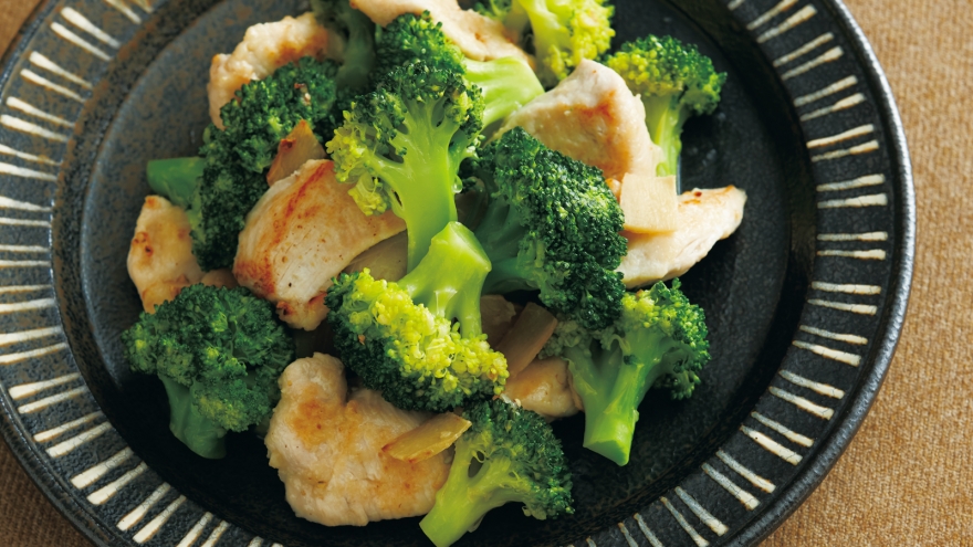 ブロッコリーと鶏肉のガーリック炒め