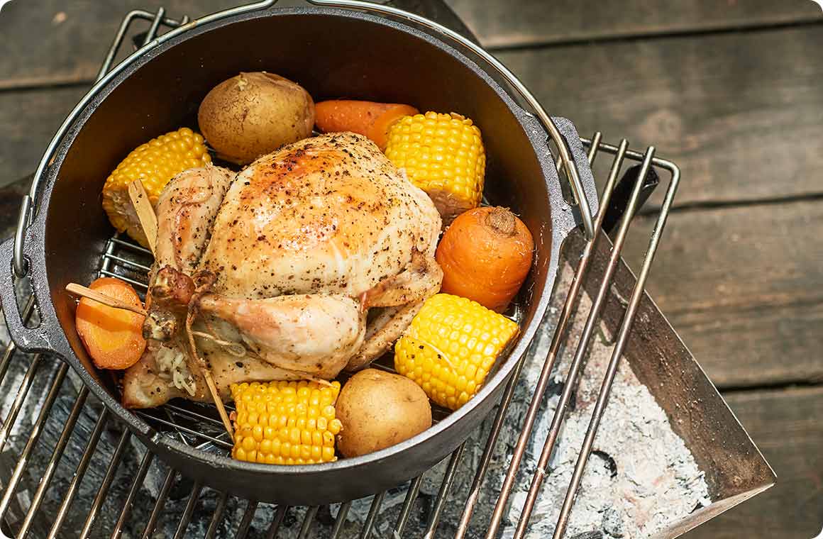 ダッチオーブンで作る!「豚バラ肉と豆の煮込み」のレシピHondaキャンプHonda公式サイト