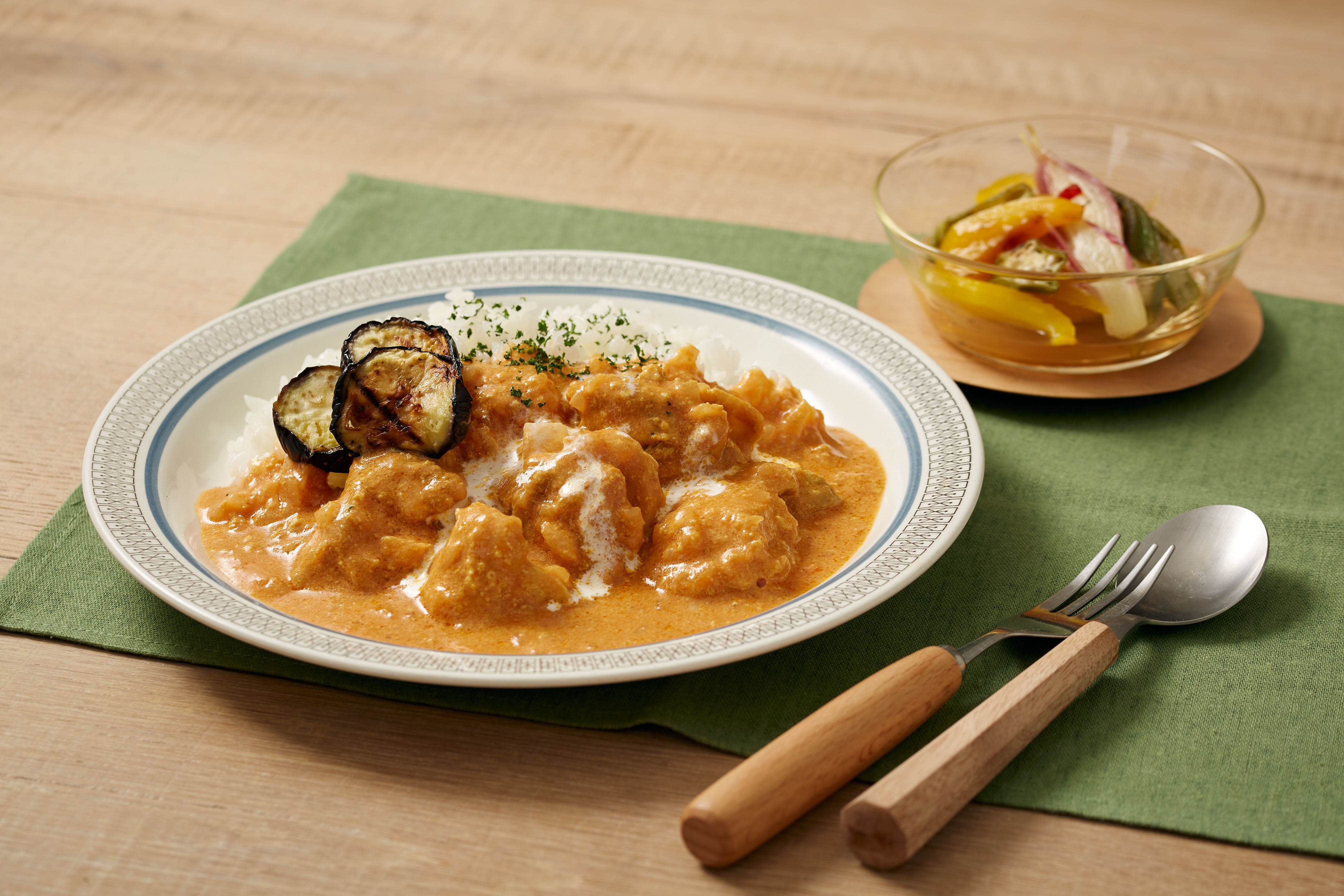 グリル野菜添えたバターチキンカレ