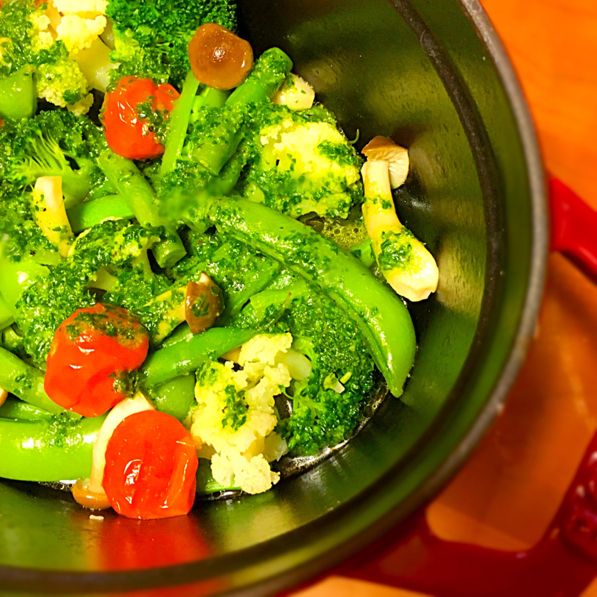 ストウブで鶏肉と野菜を蒸し焼きに！ソレがこの鍋の良いところ - そこそこ書くブログ