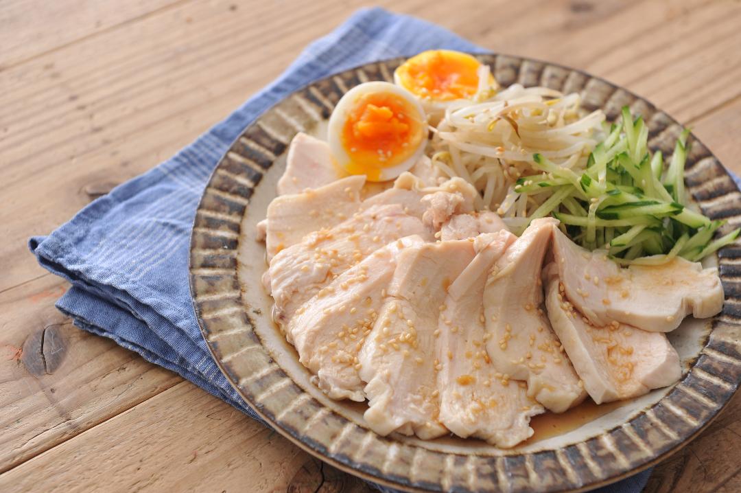 こんばんは☺︎ * ✽炊き込みご飯 ✽鮭のパン粉焼きタルタル ✽茄子の煮浸し ✽冷奴 ✽味噌汁 ✽ぶどう * * 明日から一週間 頑張りましょ🕊️⇩ ⇩ チーズ香る！鮭のパン粉焼き 2人分材料卵 室温に戻しておいてね 2個 ○マヨネーズ 大4 ○レモン汁 小2