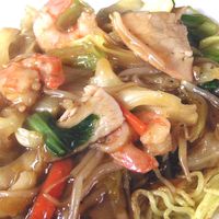 野菜たっぷりなあんがとろ～り。あんかけ焼きそばの基本レシピ - macaroni