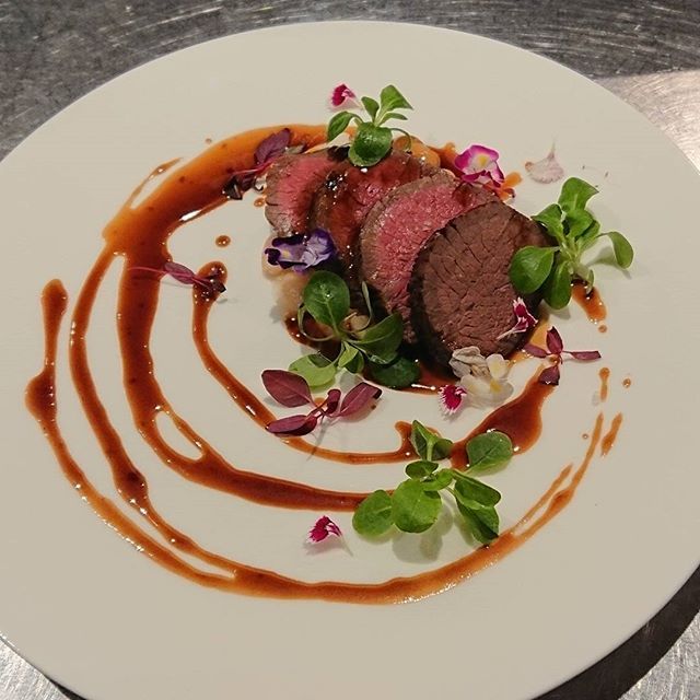 ステーキの盛り付け方のコツを料理男子が基本から徹底解説