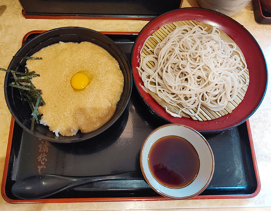山かけそば、別名とろろそばです。群馬県産大和芋をすり鉢で丁寧におろし、そこから更に解毒作用があると言われる山椒の木の大きなすりこぎで、滑らかになるまでしっかりとすり潰します。口あたりの滑らかさをぜひ一度ご賞味ください。とろろにわさびを添えたおつまみ