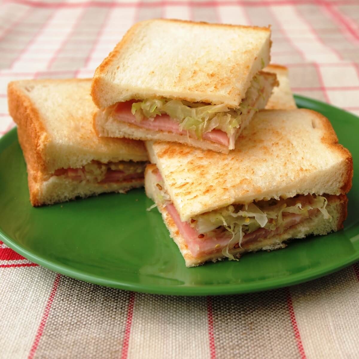 キャベツとツナで作るサンドイッチって間違いないですが、これをカリカリに焼いたホットサンドにするのが最高です。味付けに白だしで旨み加えるとめちゃくちゃ旨い。千切り春キャベツ1 4個に塩小1 2もみ込み水分出たら固くしぼる。春キャベツ、油切ったツナ1缶