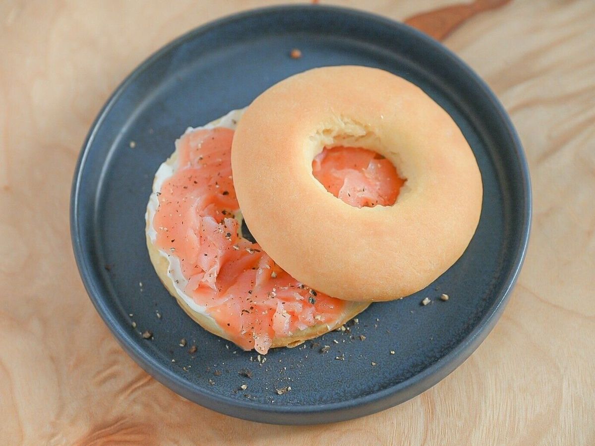 定番商品が、期間限定で増量！ 『成城石井自家製 ホットビスケット 増量』 4+1個 5個税込431円 まわりはサクッと、中はふんわり柔らかな食感の ホットビスケットです。 軽くトースターか電子レンジで温めると、より一層ふんわり感がアップして、美味しさが際立ちます